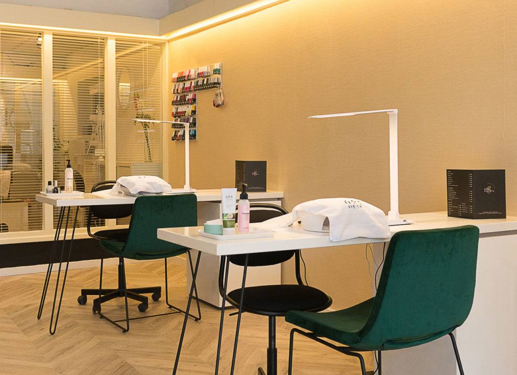 De nagelbar met groene fluwelen stoelen