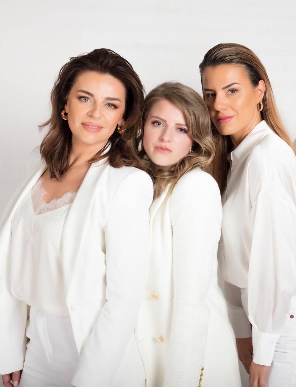 Kristina, Klaudija en Susan van Beau Experts, alle drie in het wit